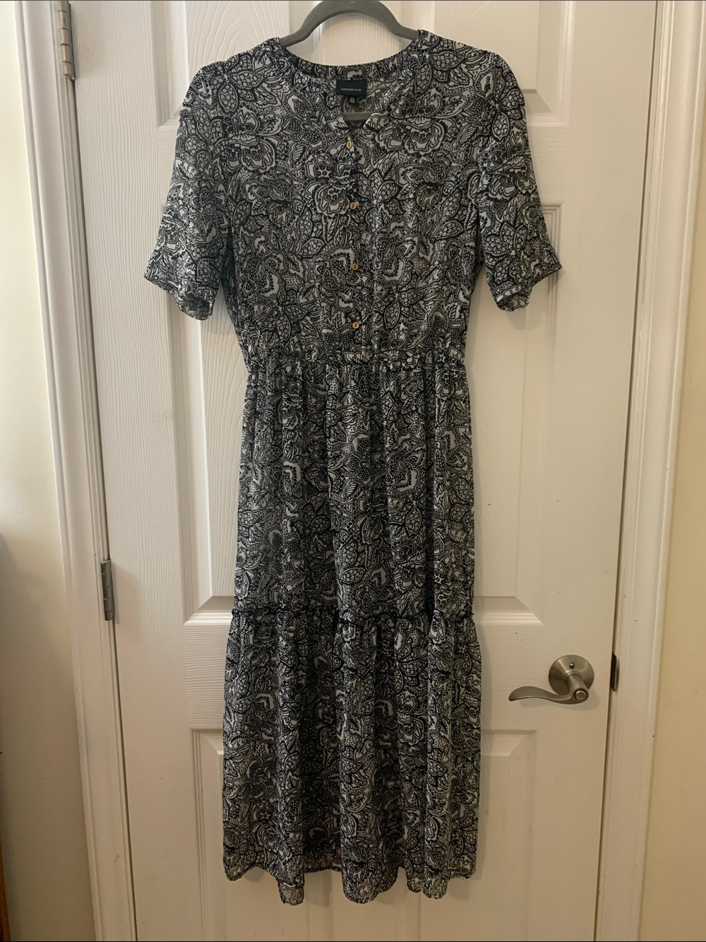 Who What Wear Black & White Paisley Tiered Midi Dress